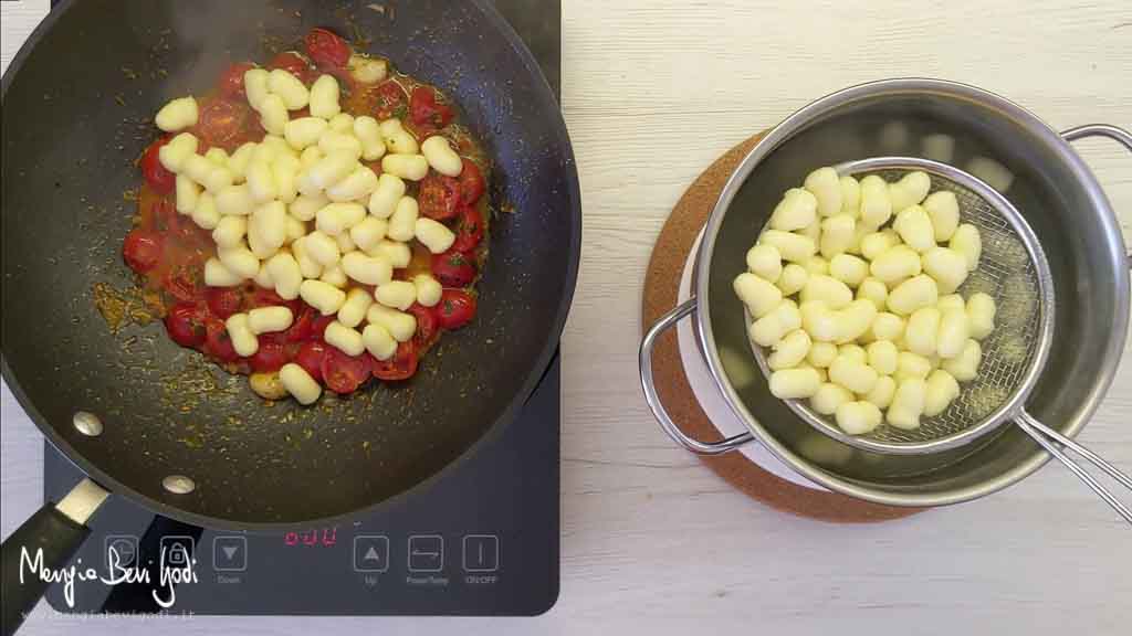 Cottura gnocchi con pomodorini e bottarga