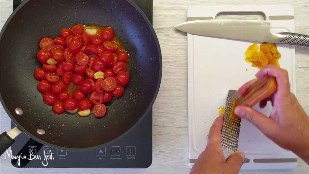 Preparazione sugo di pomodorini e bottarga