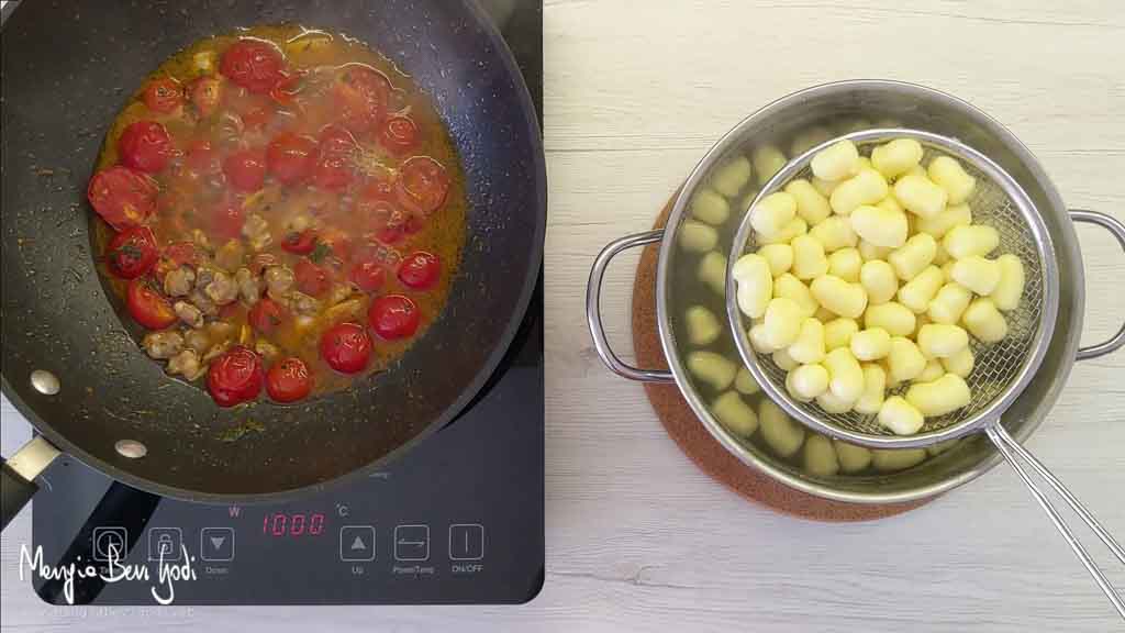 Cottura gnocchi con vongole e pomodorini