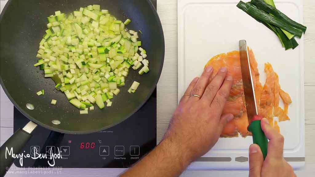 Preparazione sugo di salmone e zucchine