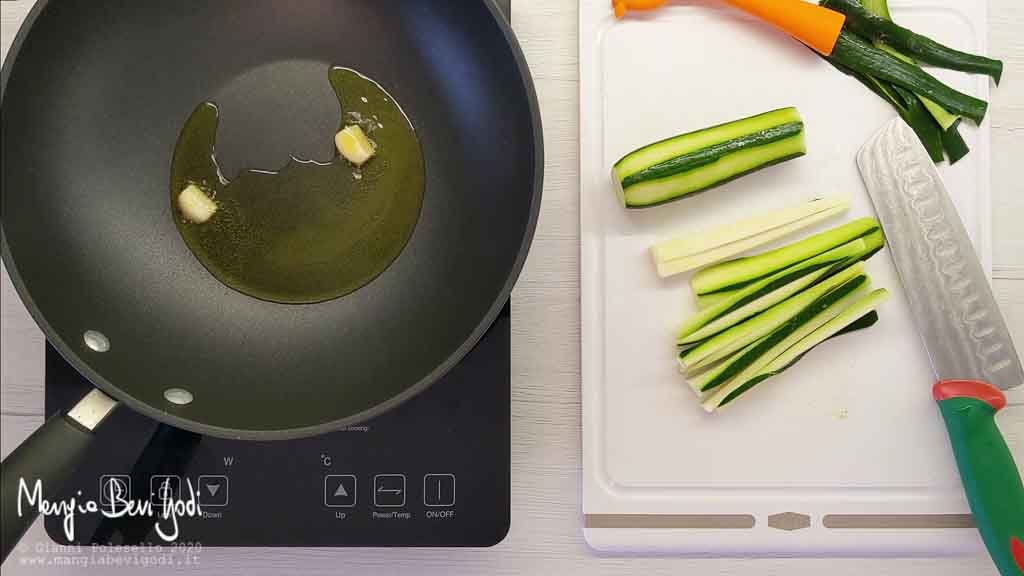 Preparazione sugo di salmone e zucchine