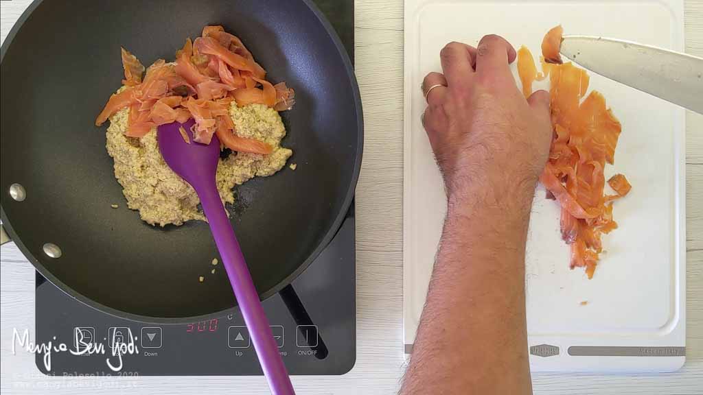 Preparazione sugo con pesto di noci e salmone