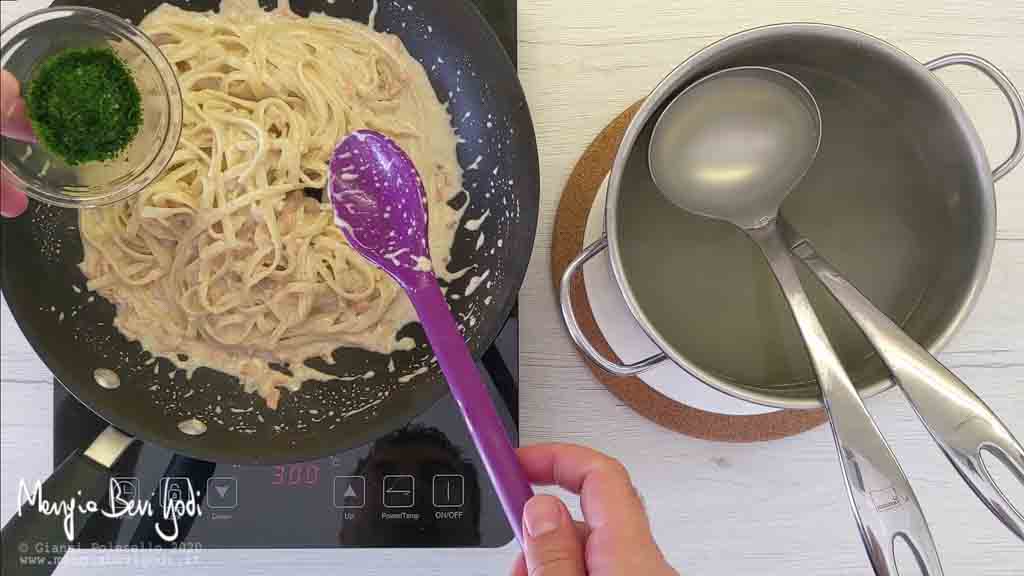 Cottura Linguine al pesto di noci e salmone