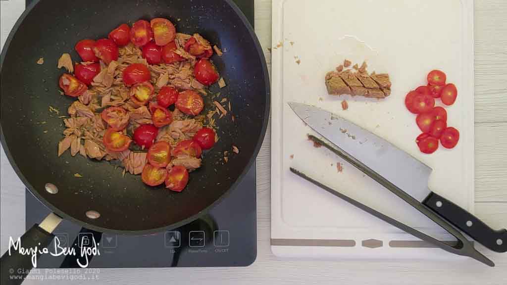 Preparazione sugo di tonno e pomodorini in padella