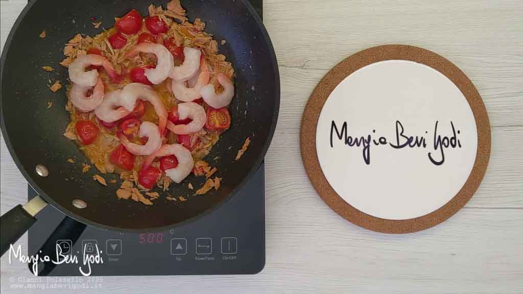 Preparazione sugo di tonno, pomodorini e gamberi