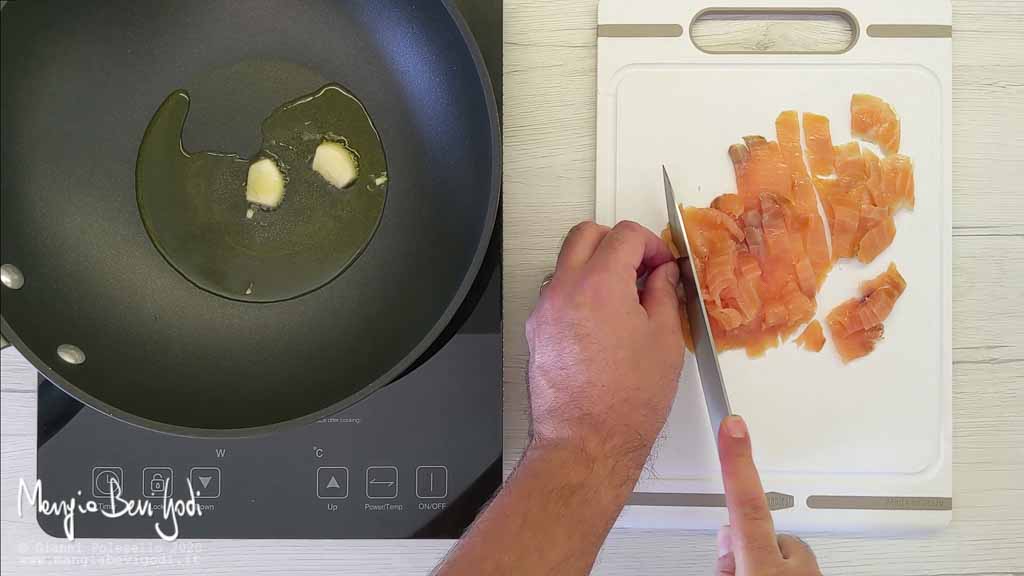 Tagliare il salmone affumicato a striscioline