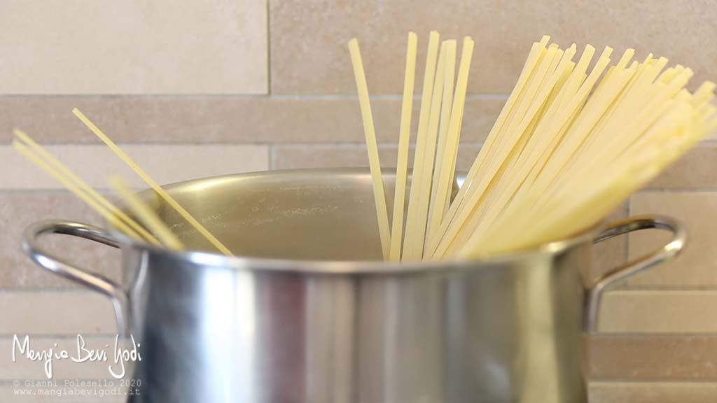 Cottura linguine in pentola d'acqua bollente