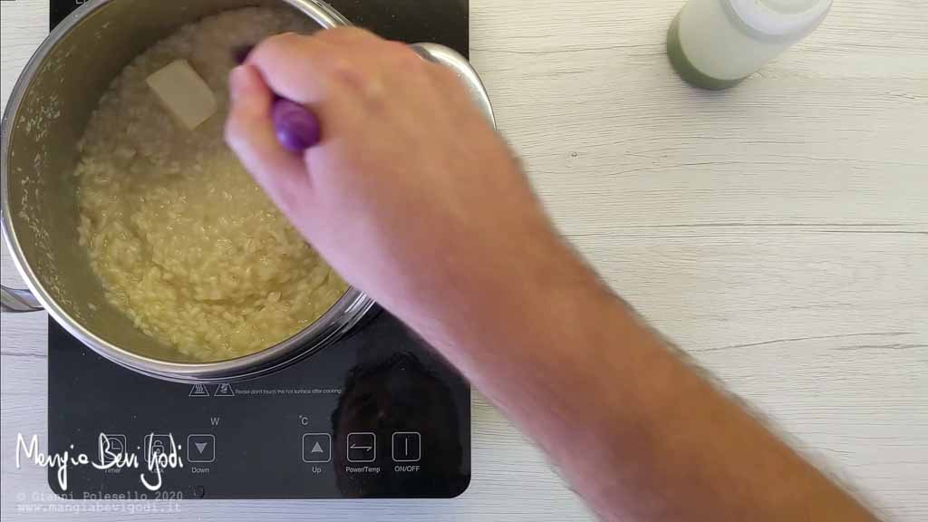 Mantecare risotto al merluzzo con il burro