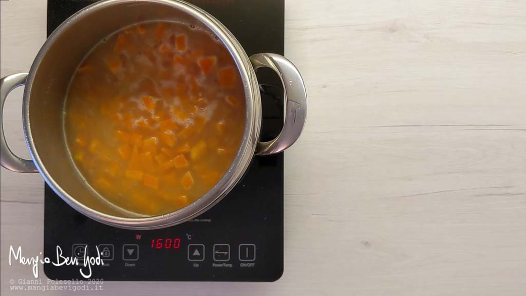 Cottura risotto alla zucca e gamberi