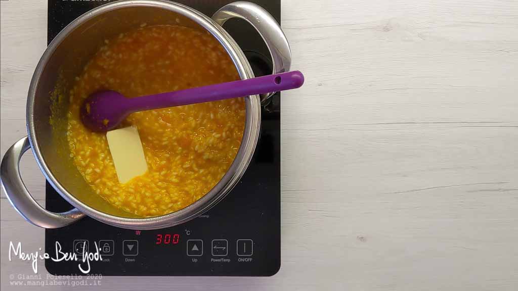 Mantecatura risotto alla zucca e gamberi