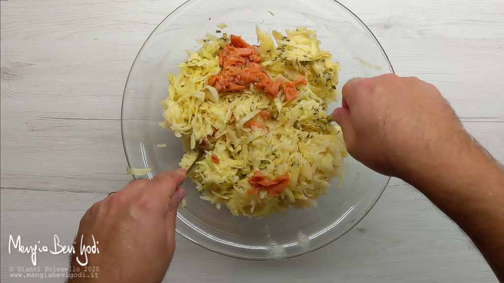 Preparazione rosti di patate e salmone