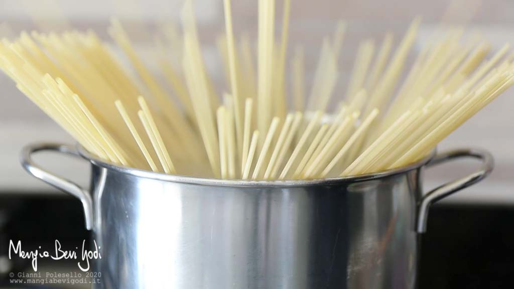 Cottura spaghetti in acqua bollente