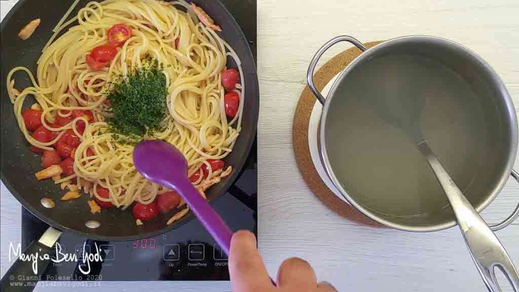 Cottura spaghetti al salmone affumicato e pomodorini