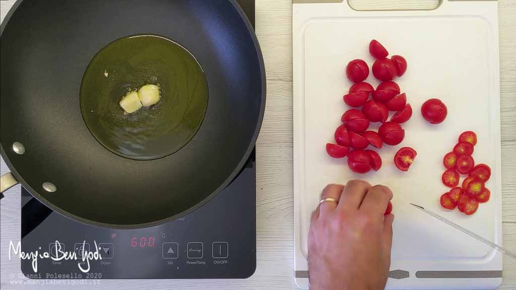 Preparazione sugo con salmone affumicato e pomodorini