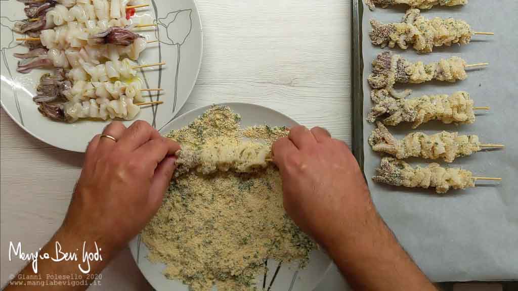 Preparazione spiedini di calamari gratinati