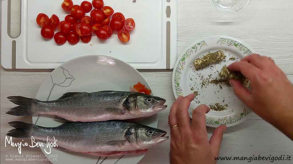 Aromi per spigola al forno con patate e pomodorini