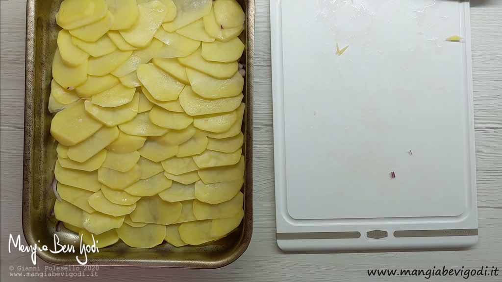 Tagliare patate e cipolle