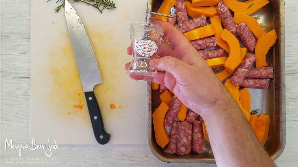 Preparazione zucca e salsiccia al forno