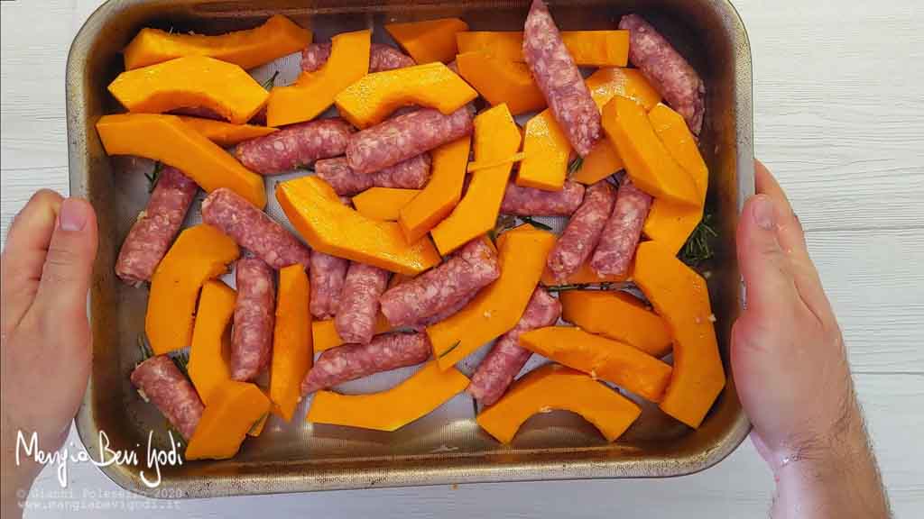 Cottura zucca e salsiccia al forno