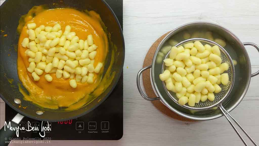 Mescolare gli gnocchi con il sugo di zucca