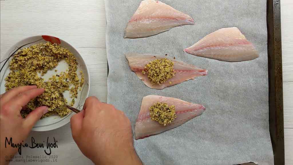 Preparazione teglia da forno con filetti di orata in crosta di pistacchi