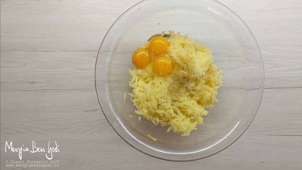 Impastare le patate grattugiate con gli altri ingredienti