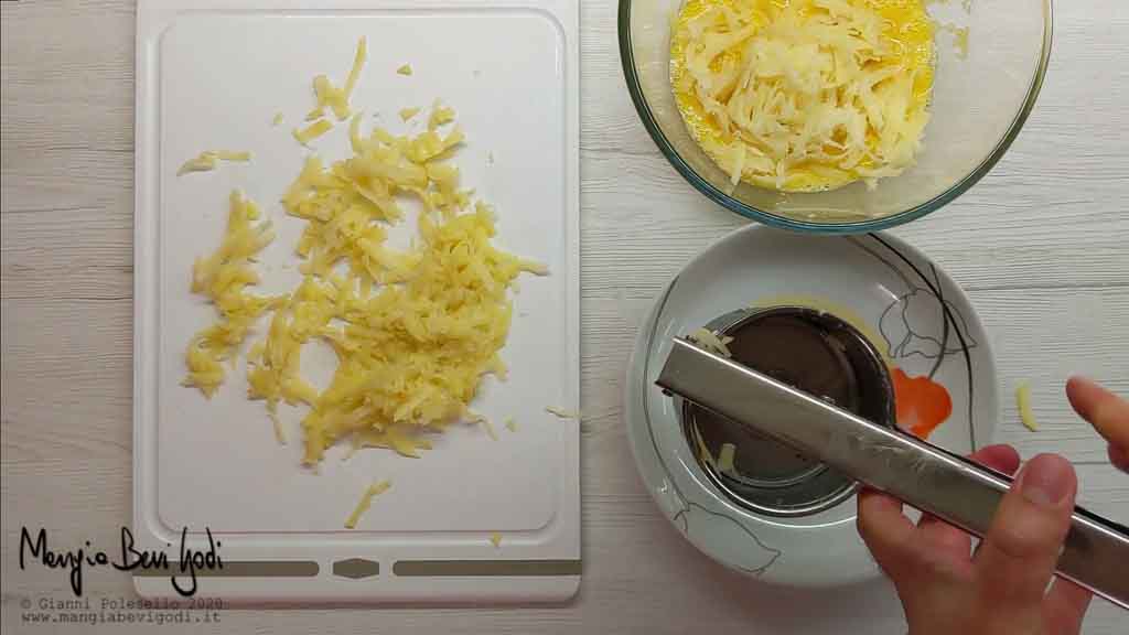 Spremere le patate grattugiate