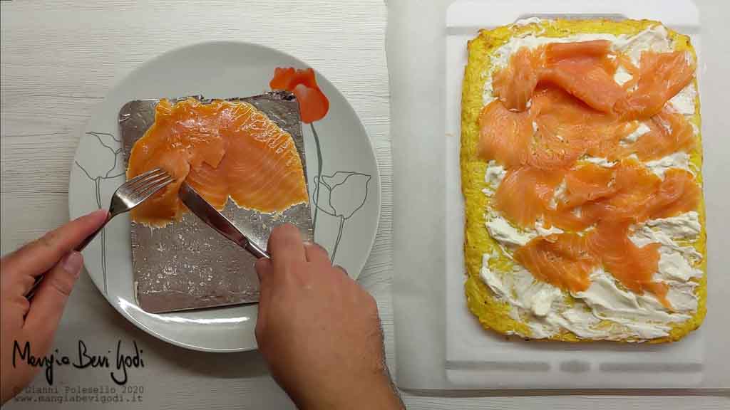 Farcire il rotolo di patate con il salmone e con il formaggio spalmabile