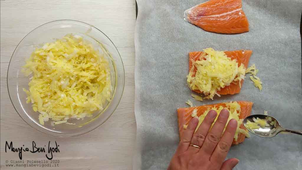 Preparazione salmone in crosta di patate e cipolla