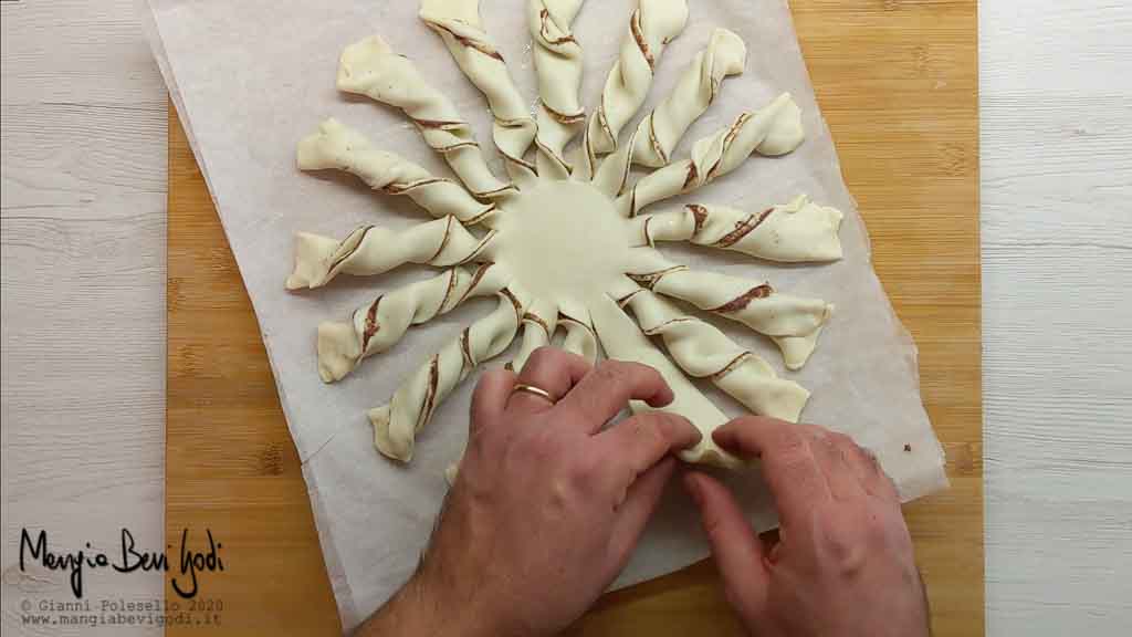 Arrotolare le fette del sole di pasta sfoglia