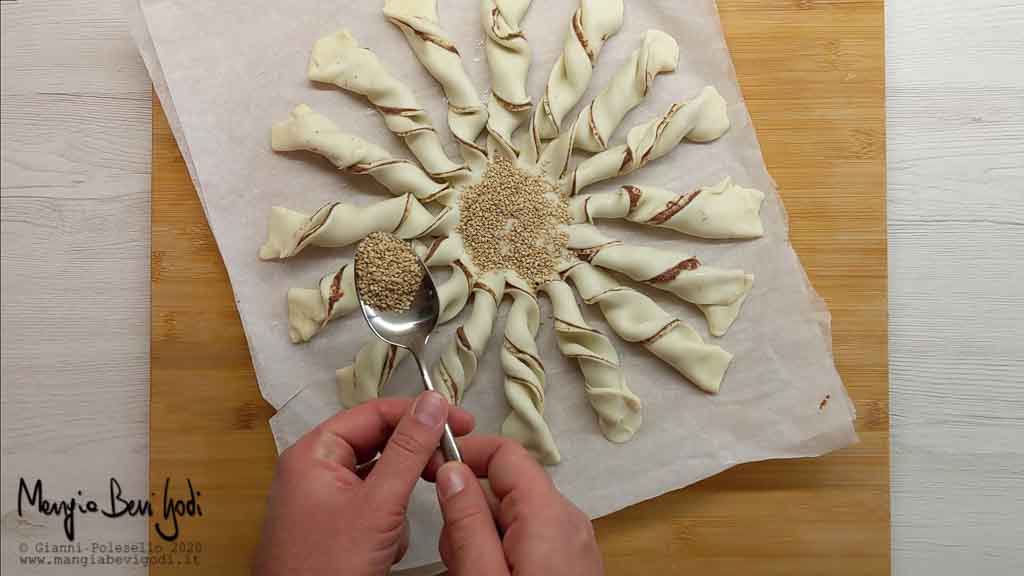 Semi di sesamo al centro del sole di pasta sfoglia