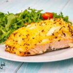 Salmone in crosta di patate e cipolla