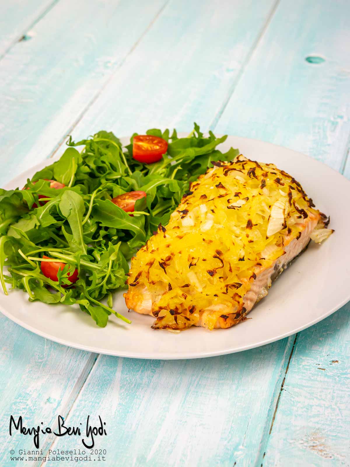 Salmone in crosta di patate e cipolla