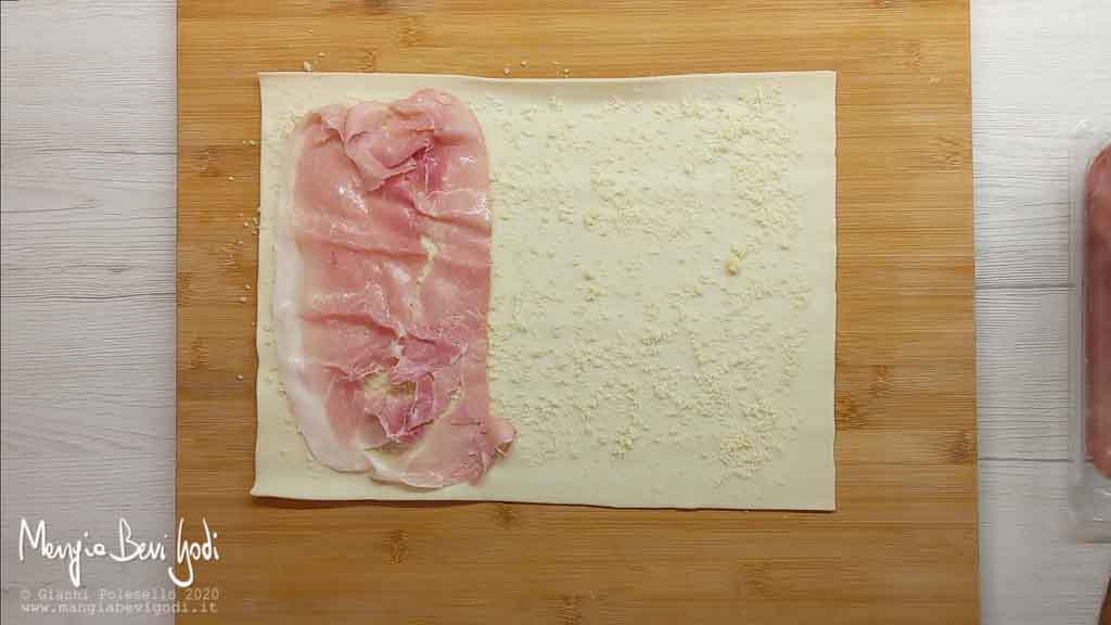 Preparazione alberelli di pasta sfoglia al prosciutto