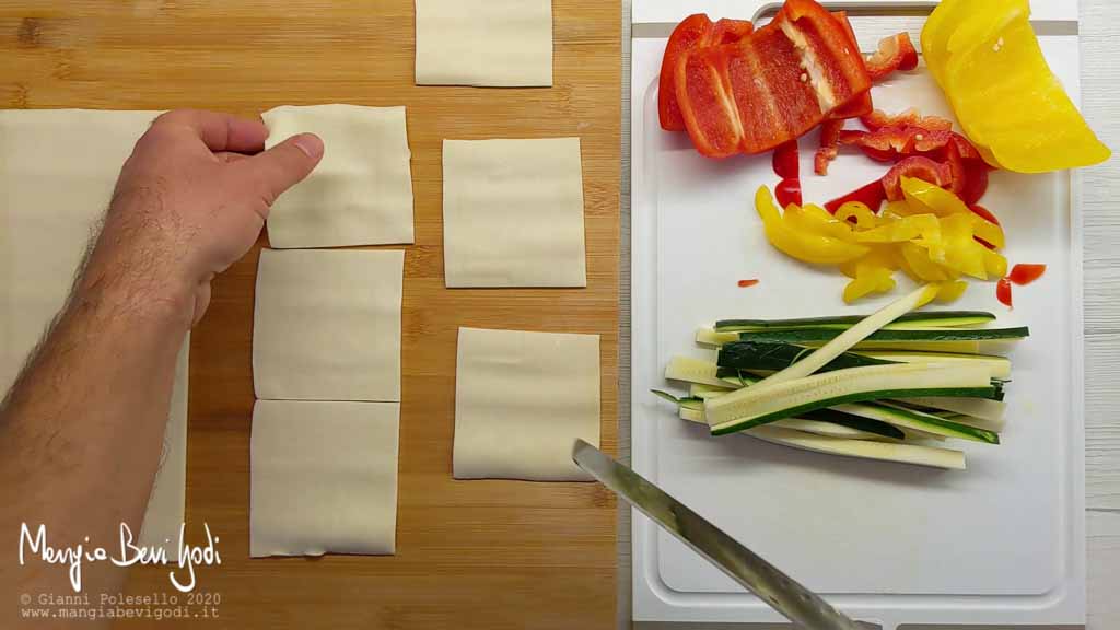 Tagliare la sfoglia in quadrati e le verdure a listarelle