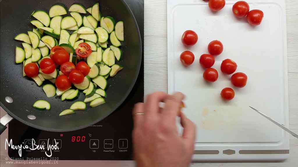 Cottura zucchine e pomodorini