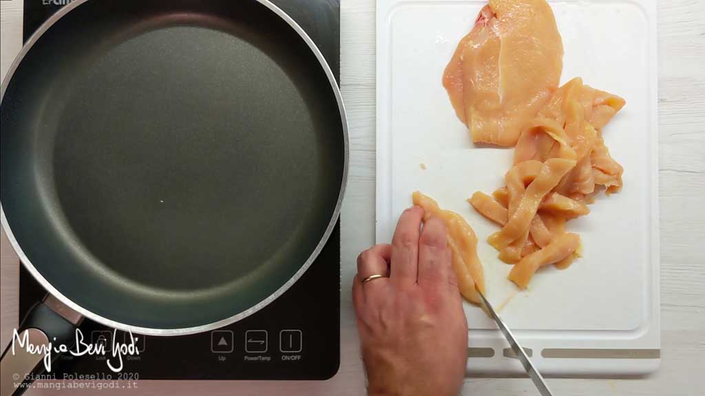 Tagliare il pollo a striscioline