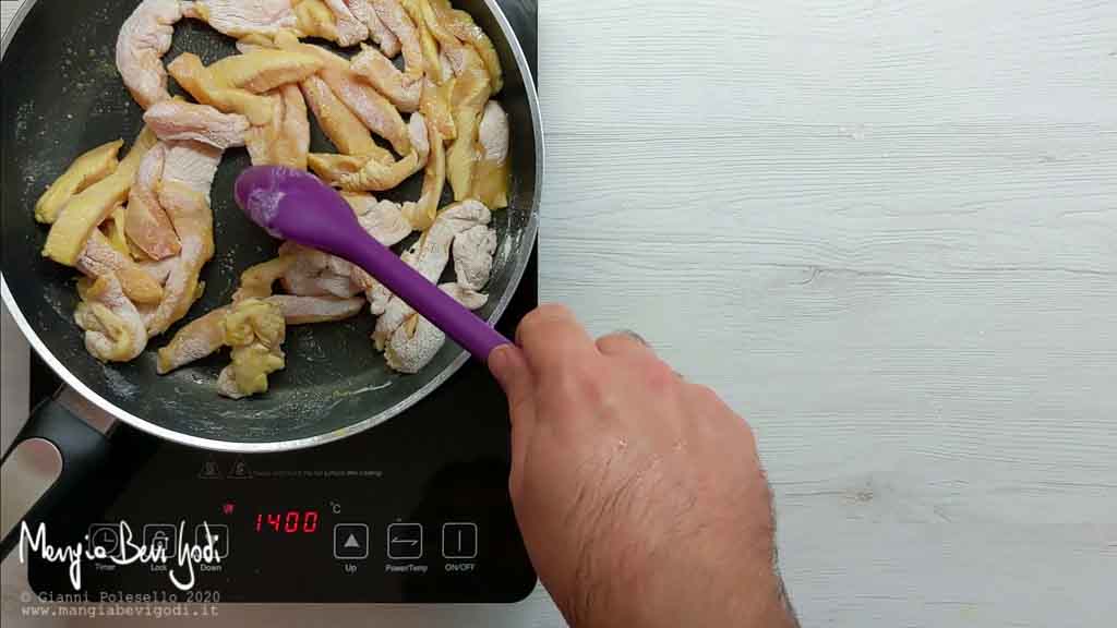 Rosolare gli straccetti di pollo