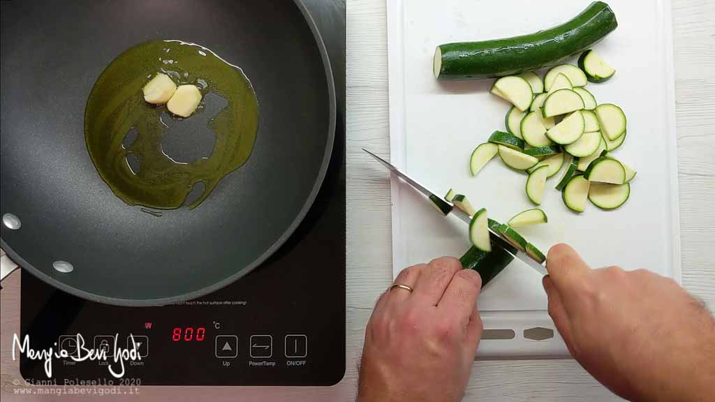 Soffriggere aglio e tagliare zucchine