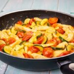 Straccetti di pollo ai pomodorini e zucchine