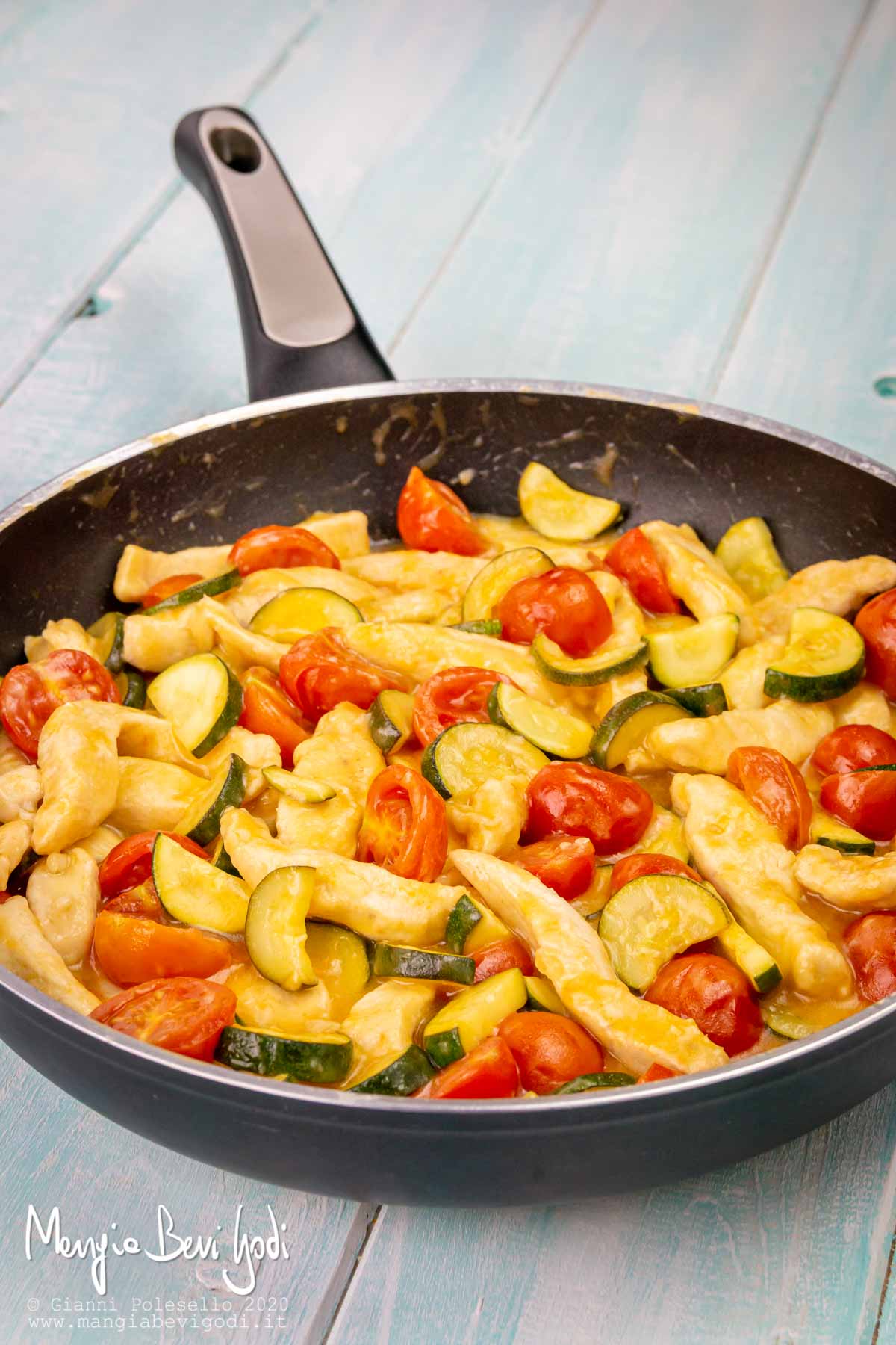 Straccetti di pollo ai pomodorini e zucchine