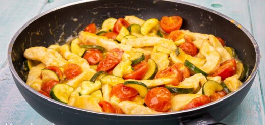 Straccetti di pollo ai pomodorini e zucchine