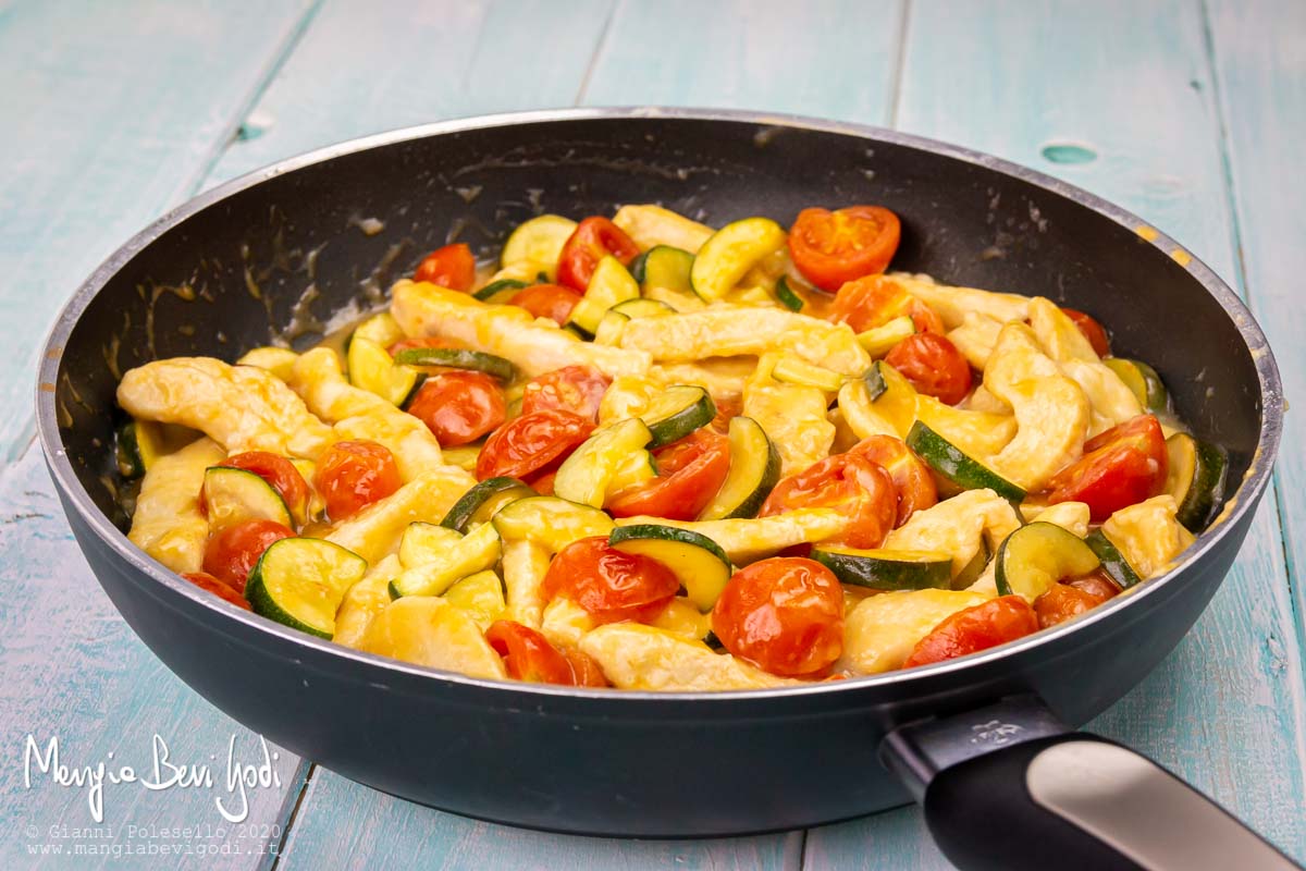 Straccetti di pollo ai pomodorini e zucchine