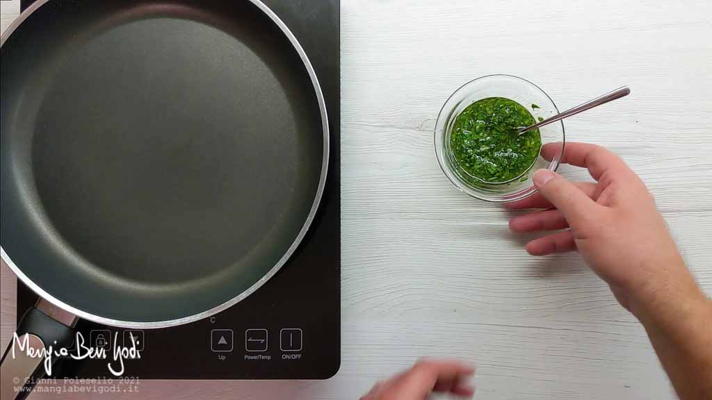 Preparazione emulsione di aglio, olio e prezzemolo