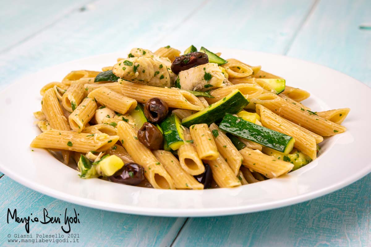 Pasta con sgombro e zucchine