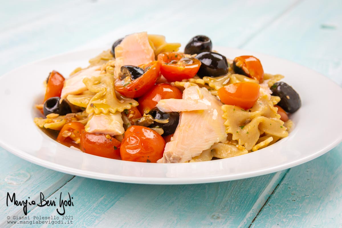 Pasta con trota affumicata e pomodorini