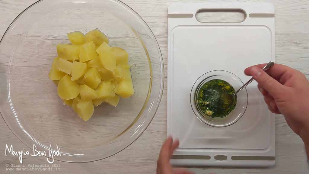 Preparare un'emulsione di olio, aglio e prezzemolo