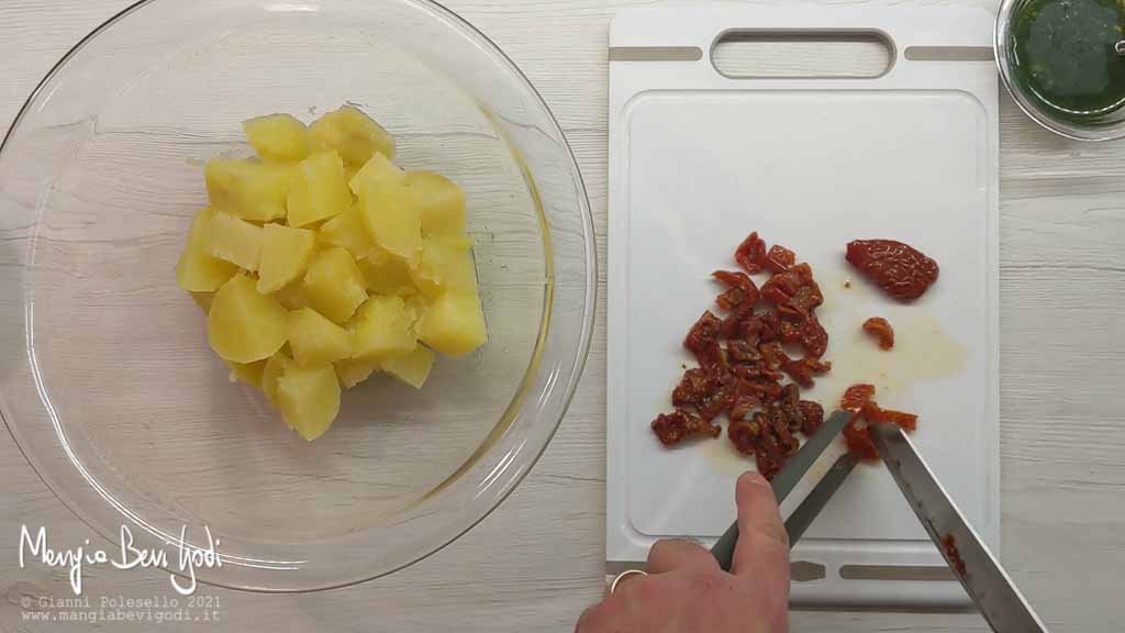Tagliare a pezzi i pomodori secchi sott'olio