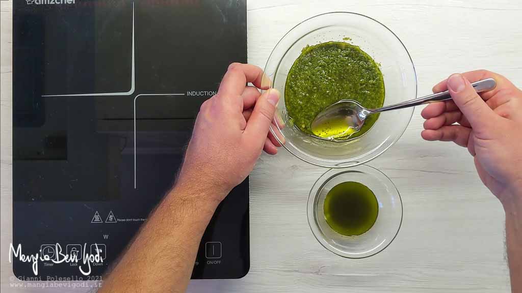 Rimuovere l'olio dal pesto alla genovese