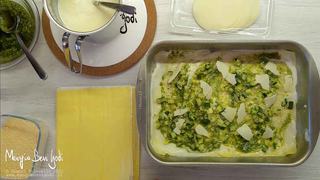 Preparazione lasagne al pesto e zucchine